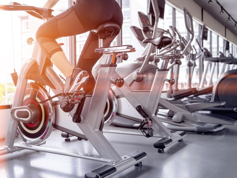 Ejercicios para adelgazar en el gimnasio: bicicleta estática
